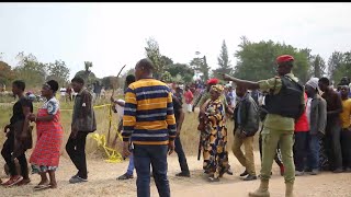 KIJANA AKUTWA AMEUAWA HUKU AKIWA NA MAJERAHA MIKONONI NA SHINGONI