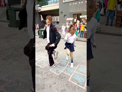 WALKING DANCE GAME 😂😍😍