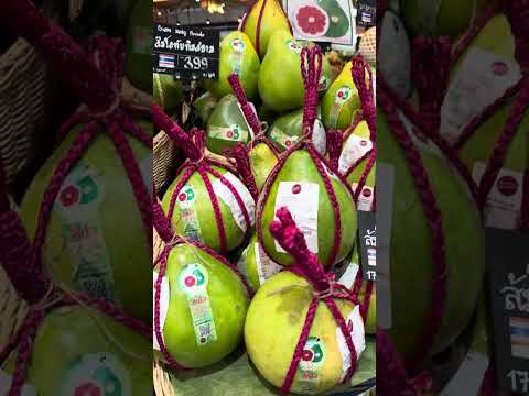 থাইল্যান্ডের রাজধানী ব্যাংককের একটি বড় শপিং মল এখানে বিক্রি হচ্ছে অরিজিনাল থাই ফল ।