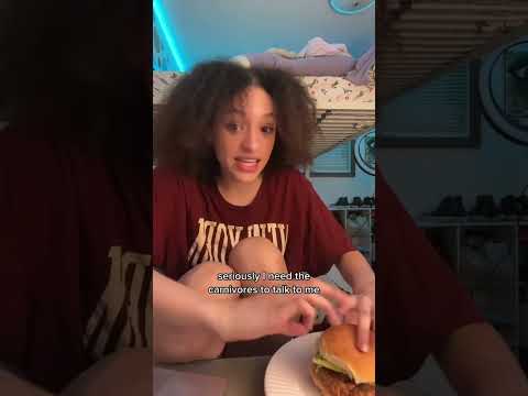 VEGAN TRIES MEAT FOR THE FIRST TIME IN 4 YEARS 🫣#vegan