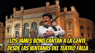 LOS JAMES BOND QUE DA GLORIA VERLOS CANTAN A LA GENTE DESDE LAS VENTANAS DEL TEATRO FALLA