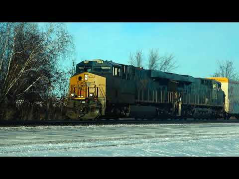 Dark Mystery Engine Meets CSX Heritage Unit! CSX Train Stops To Pick Up Cars! CSX Camo Heritage Unit