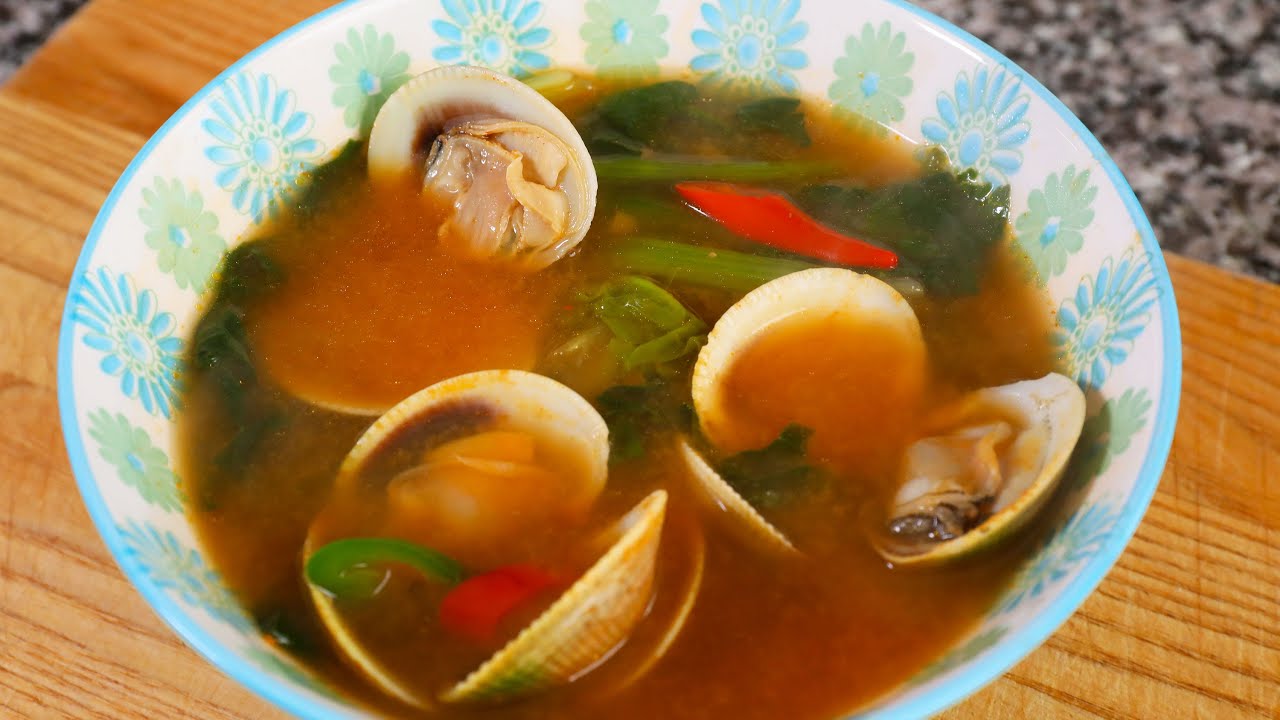 Soybean paste soup with Spinach and Clams (Sigeumchi-jogae doenjangguk: )