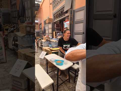 مطعم شعبي بمراكش أمريكية و مغربي #أمريكية_في_المغرب #مغربي_في_أمريكا