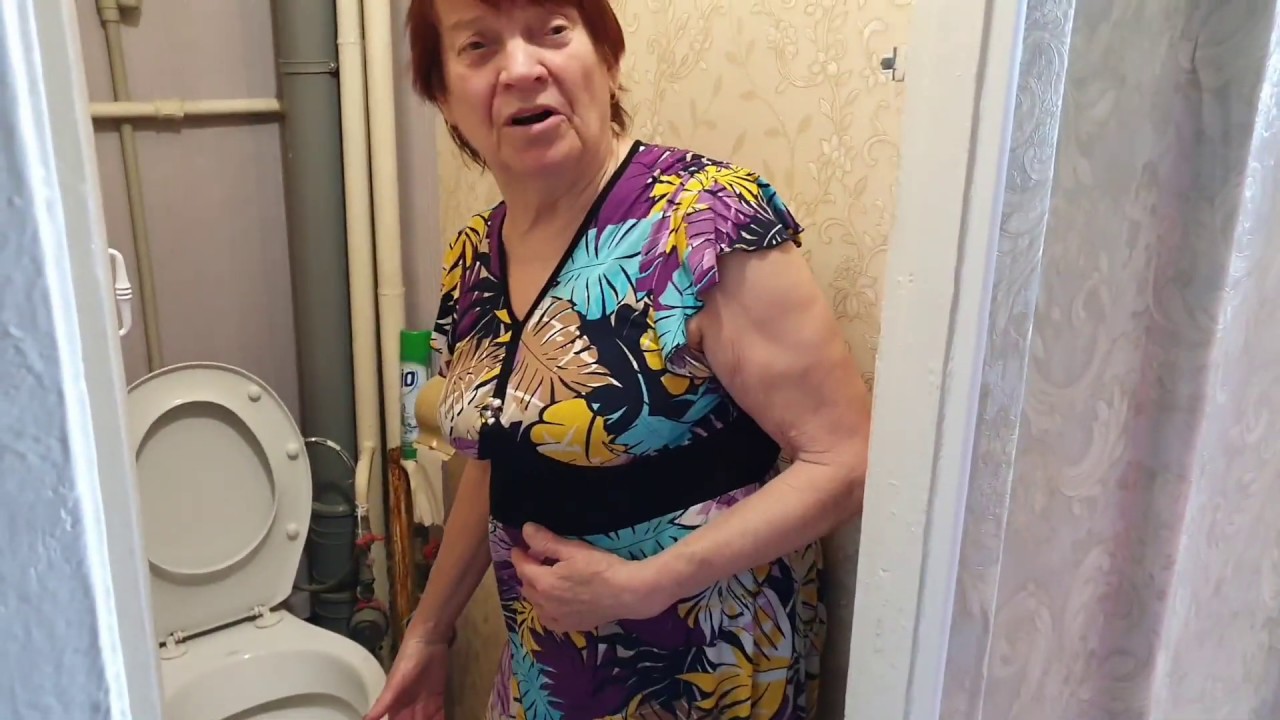 Марина учит маму мыть унитаз
