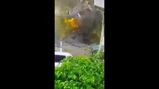 Momento en el que un misil iraní impacta en un barrio cerca de Tel Aviv #shorts