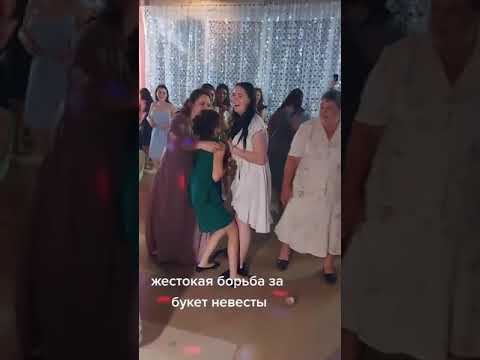 شوفو عركه مشان ورده العروسه😂💃