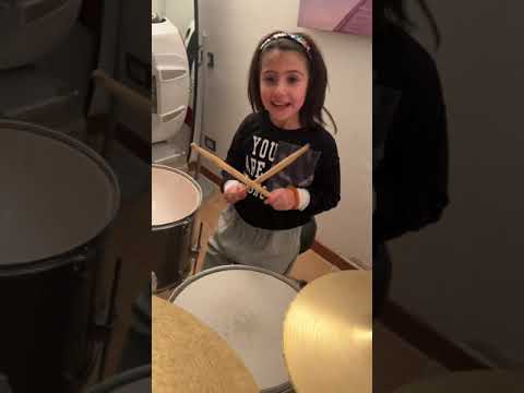 Lezioni di batteria🥁 #shorts #vanessa #anastasia #sorelle #mammaromina