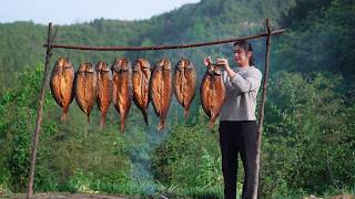 Catching Fresh Fish by Draining Water of the Pond!  Smoking Fish with Tree Leaves in the Mountain!