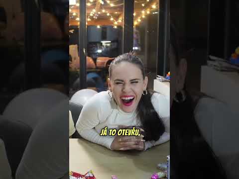 Vyzná se Nelinka po slepu v oblíbených bonbónech?