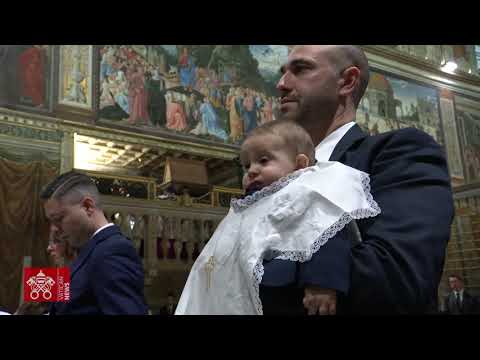 El Papa bautiza a 21 bebés en la Capilla Sixtina y felicita a los padres por darles el don de la fe