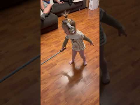 Хозяюшка растет, помощница #babygirl #смешно #smile #дети #уборка