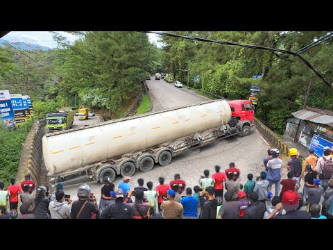 Bikin Pusing Sopir‼️ Truk Super Panjang Terjebak Dan Gagal Lolos Lewati Tikungan Sitinjau Lauik