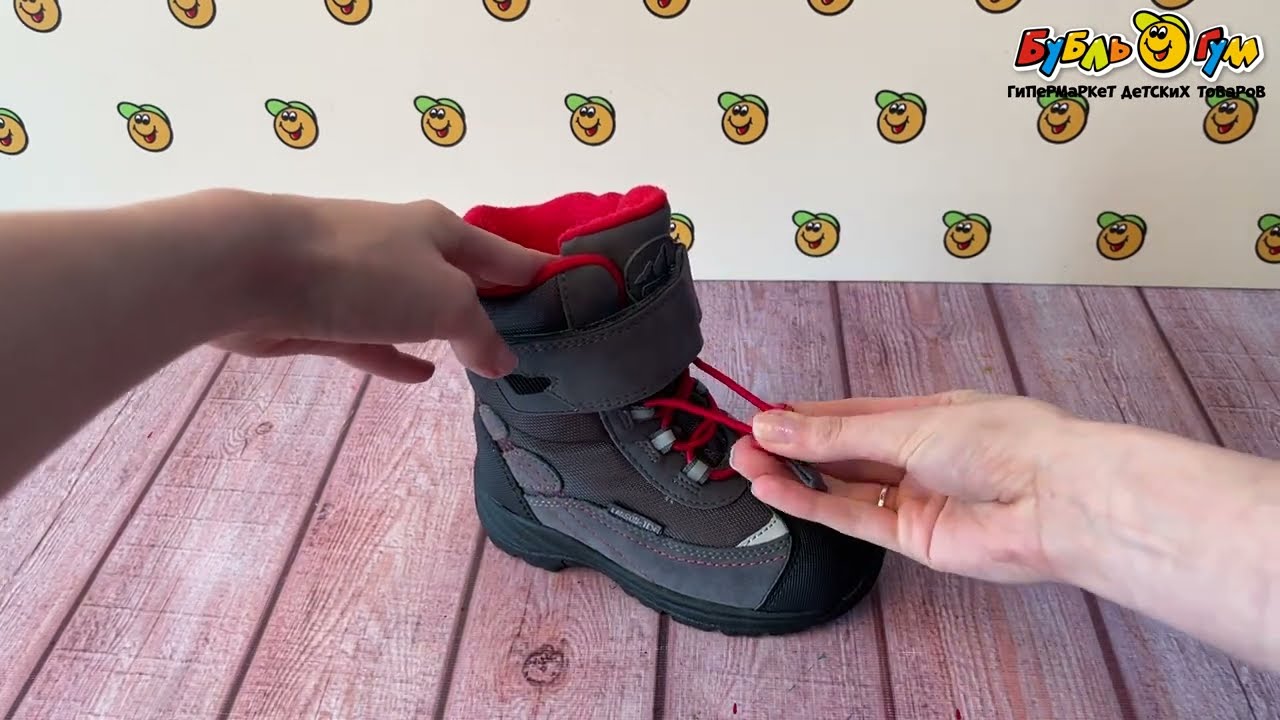 Сапоги Pasito на липучке и резинке с фиксатором с ярко-красными элементами серые - видео Сапоги Pasito на липучке и резинке с фиксатором с ярко-красными элементами серые - видео