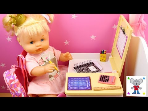 ¡¡EXAMEN!! La Muñeca Bebé Princesa Cuca estudia Matemáticas y Estrena Material Escolar