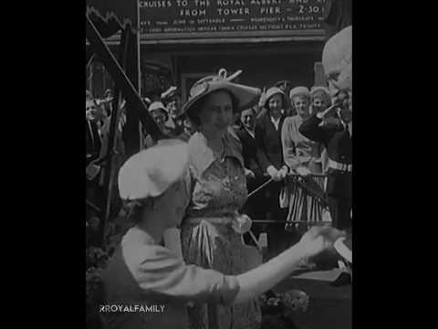 Three moments when the future Queen Elizabeth II then Princess curtsied #royalfamily #queenelizabeth