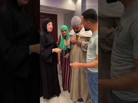 شاب قليل زوق شال الجمبرى من قدام أبوه وأمه شاهد ردفعل الزوجه