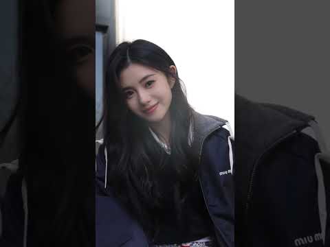 【#刘浩存】风是裙摆的舞伴,碎花是秋日的诗篇。 #liuhaocun