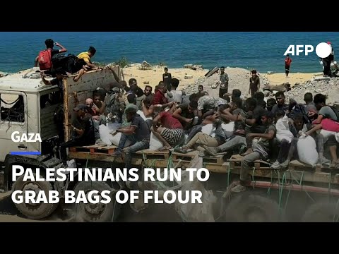 Crowds run to grab bags of flour in northern Gaza | AFP