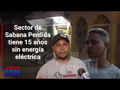 Los residentes conectan cableado de los postes del tendido eléctrico