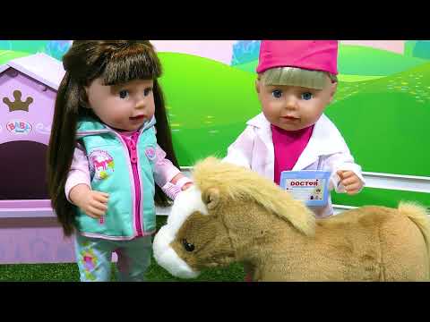 Aprende a cuidar animalitos de juguete 🐶 🐴 🐱 con la muñeca Baby Born Sister Veterinaria