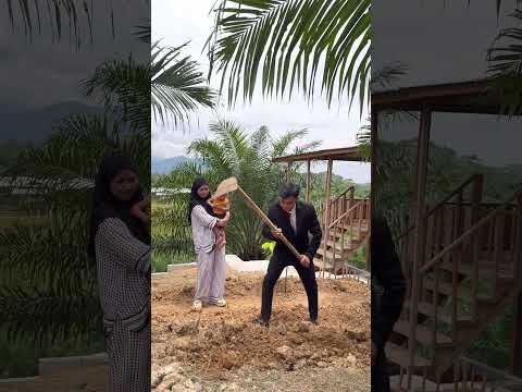 Baru pulang ngantor malah di suruh nyangkul 😁