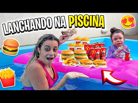 PEDIMOS MCDONALD'S E LANCHAMOS DENTRO DA PISCINA !