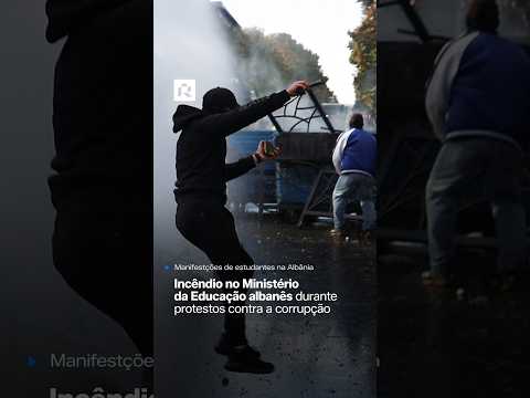Incêndio no Ministério da Educação durante protestos contra a corrupção