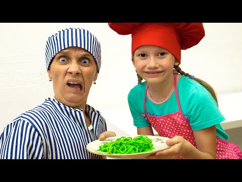 Alena and mama cooking Color Noodles