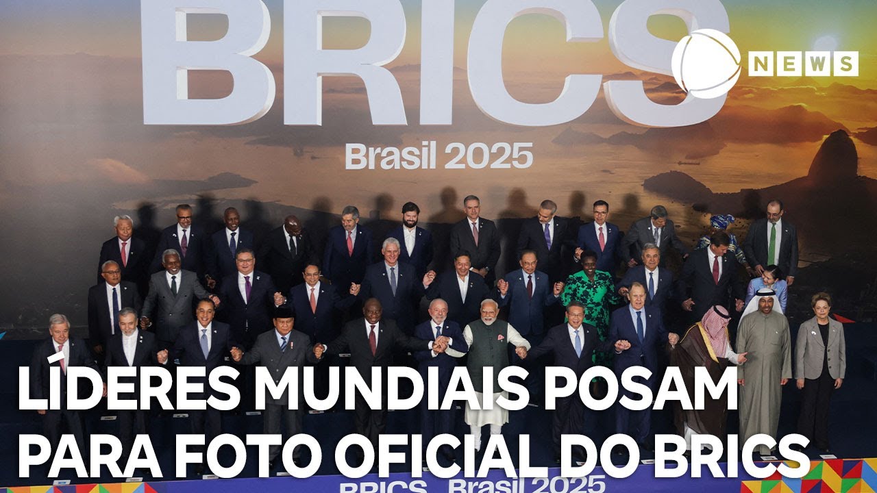 Líderes mundiais posam para foto oficial no último dia da 17ª Cúpula do BRICS