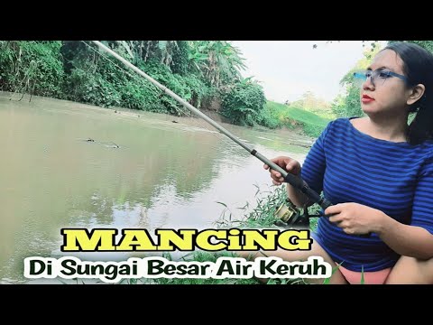Mancing di sungai besar air keruh hutan kampung pedesaaan"pemandangan ya indah