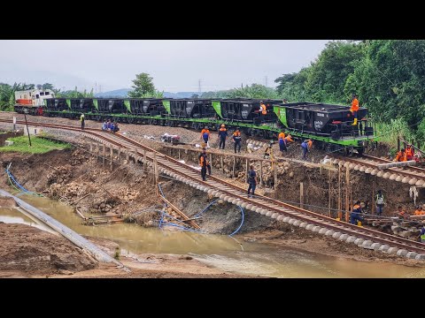 KERETA MUNDUR MENUJU TITIK LONGSORNYA JALUR KERETA API UNTUK MENEBAR BATU.