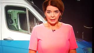 Fliege bei Susanne Daubner während sie die Nachrichten vorliest