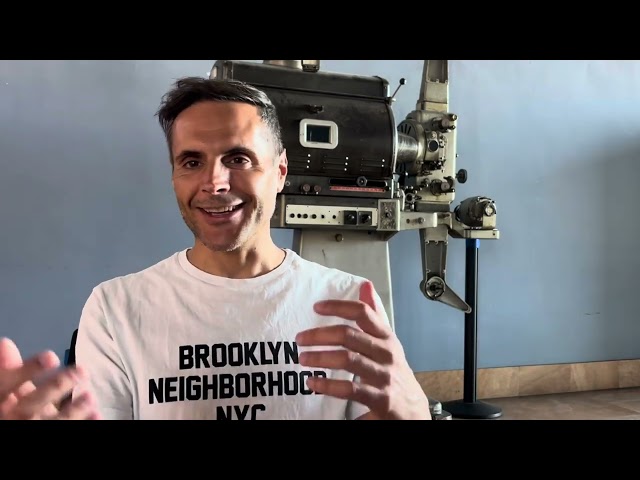 L’actor i guionista que va ser durant anys l’Homo APM estrena aquest 2025 el documental ‘Boris Skossyreff. L’estafador que va ser rei’. En aquest film es posa a la pell d’un estrafolari personatge real recreant la seva vida rocambolesca. També conversem sobre l’impacte de l’APM i la seva nova feina de professor.