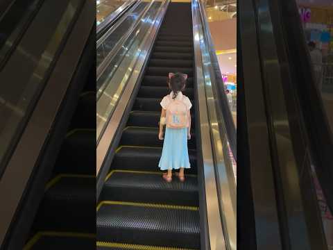 GAWAT ‼️ KHAIRANA NAIK ESKALATOR SENDIRIAN😱 #viral #shortvideo