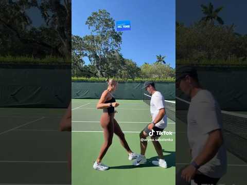 ¡Ritmo! Aryna Sabalenka 🇧🇾 se divierte con su coach
