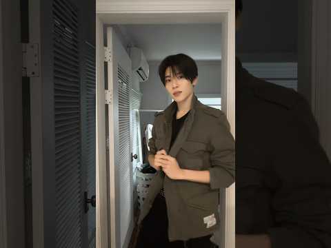 대충 <strong>입고</strong> 나와