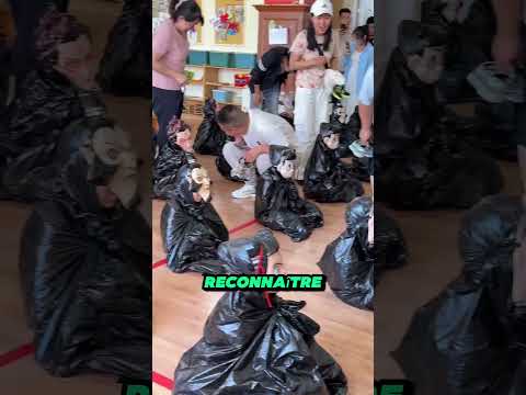 cet enseignant organise un jeu pour les parents d'élèves.