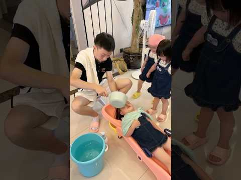 孩子多了洗个头都要排队，爸爸挣点零花钱不容易啊😂😂#家有萌娃 #三胞胎vlog #爸爸帶娃記 #lovelybaby #lovelygirl