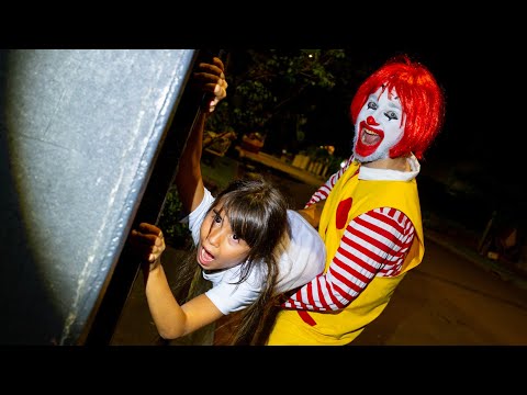 O Ronald McDonald do Mal levou a irmã da Ester!