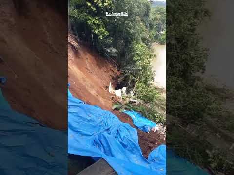 Area parkiran sebuah rumah mewah di komplek Pesantren Al Amin mendadak mengalami bencana longsor