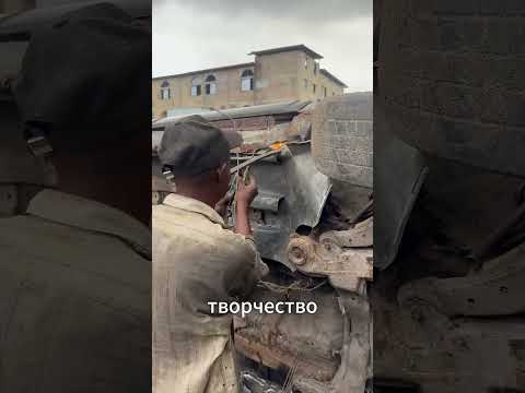 Невероятный ремонт машин в Африке — моторы поднимают вручную!