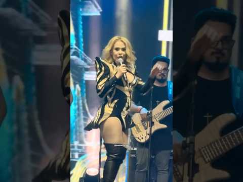 Joelma usa bota de cano longo e canta Temporal