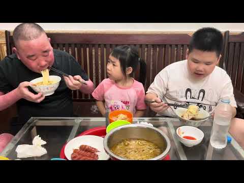 Thử thách ăn các loại bún phở miến bánh đa ăn liền với xúc xích Đức việt