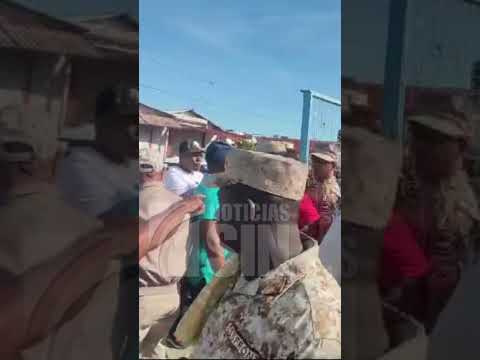 Forcejeo entre miembros de Cesfront y comerciantes en mercado de Dajabón