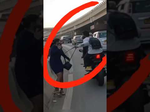 Le Voleur en Moto Piégé par un Conducteur Courageux