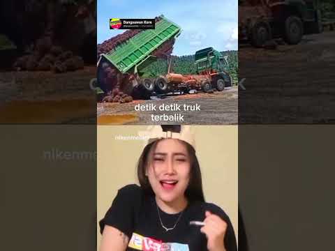 mobil truck terbalik mengangkut sawit #automobile #viralvideo #fyp #trucksawit #shortvideo