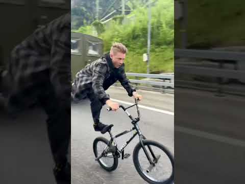 Mach mal ein #bmx Trick auf der #autobahn | #chrisböhm #shorts