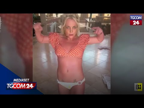 Britney Spears si cimenta nella danza dei coltelli, fan preoccupati