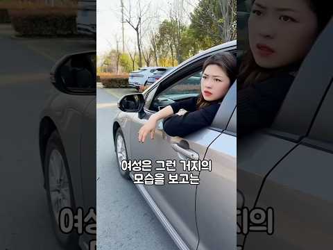 신발이 없어 페트병에 끈을 엮어 신발로 쓰는 거지에게 주는 따뜻한 손길